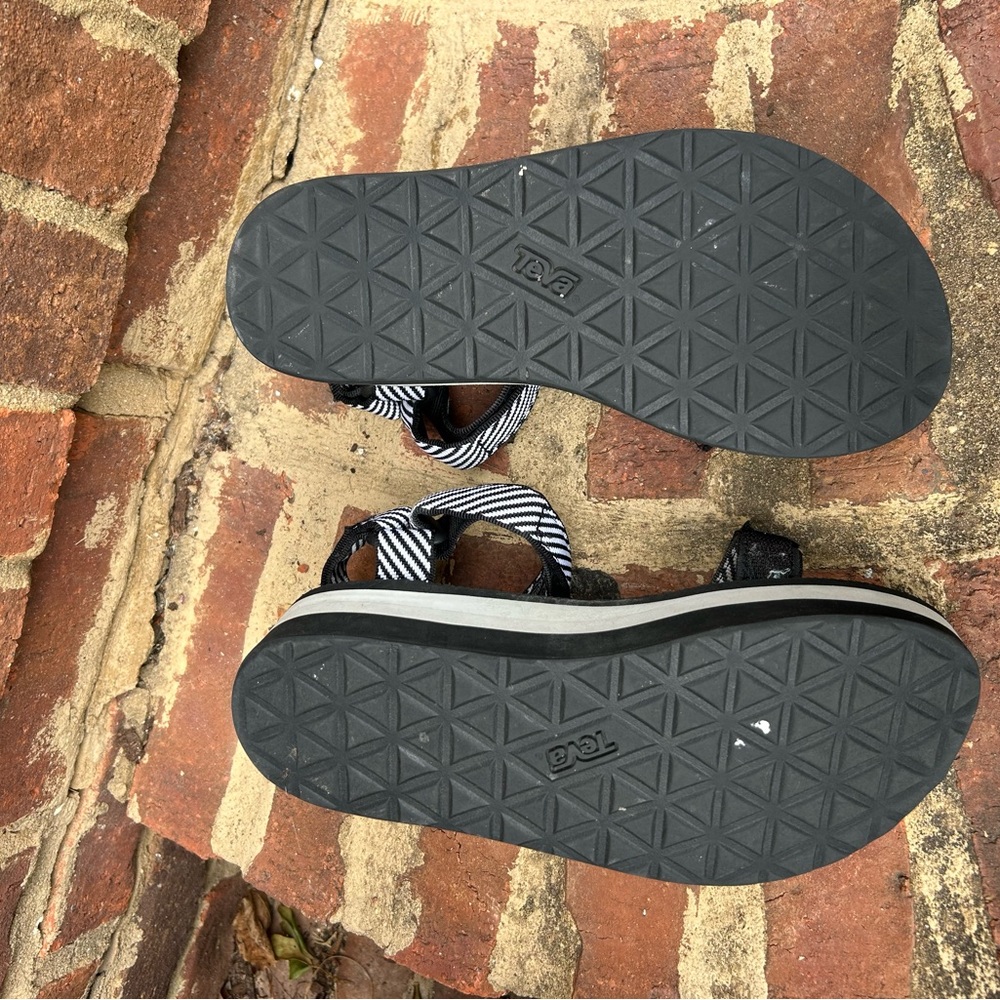 Teva women’s Black and White straps platform sandals - Picture 7 of 9